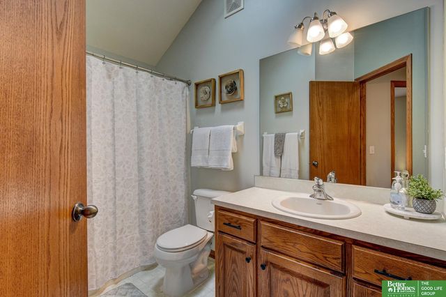 718 Cedar View Circle, Bellevue, NE 68123