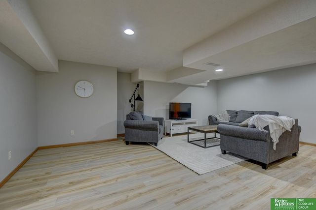 718 Cedar View Circle, Bellevue, NE 68123