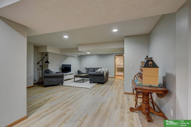 718 Cedar View Circle, Bellevue, NE 68123