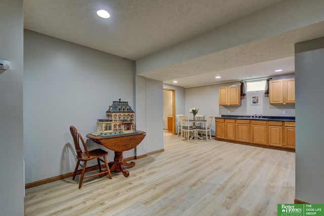 718 Cedar View Circle, Bellevue, NE 68123