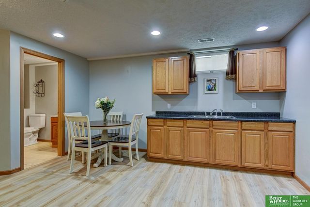 718 Cedar View Circle, Bellevue, NE 68123