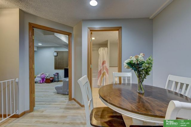 718 Cedar View Circle, Bellevue, NE 68123