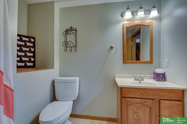 718 Cedar View Circle, Bellevue, NE 68123
