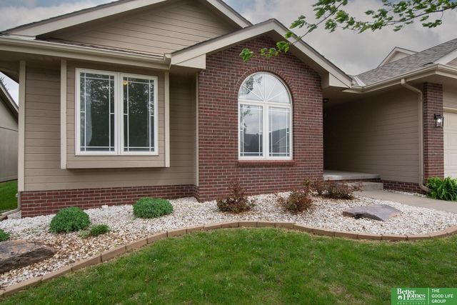 718 Cedar View Circle, Bellevue, NE 68123