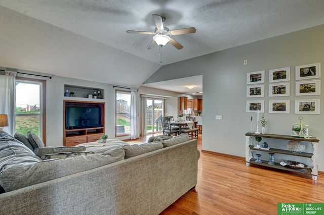 718 Cedar View Circle, Bellevue, NE 68123