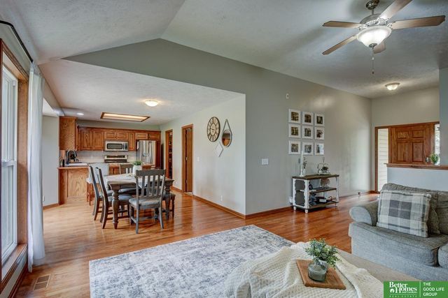 718 Cedar View Circle, Bellevue, NE 68123