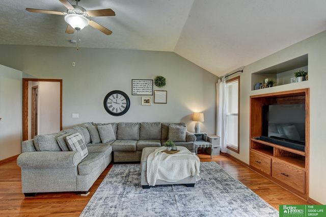 718 Cedar View Circle, Bellevue, NE 68123