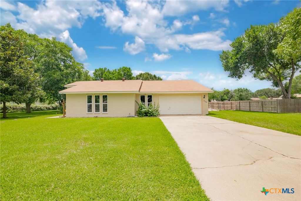 305 Berwick Street, Victoria, TX 77904