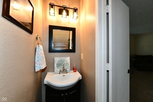 9890 Sapphire Berry Lane, Fishers, IN 46038
