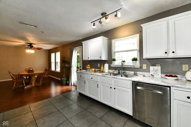 9890 Sapphire Berry Lane, Fishers, IN 46038