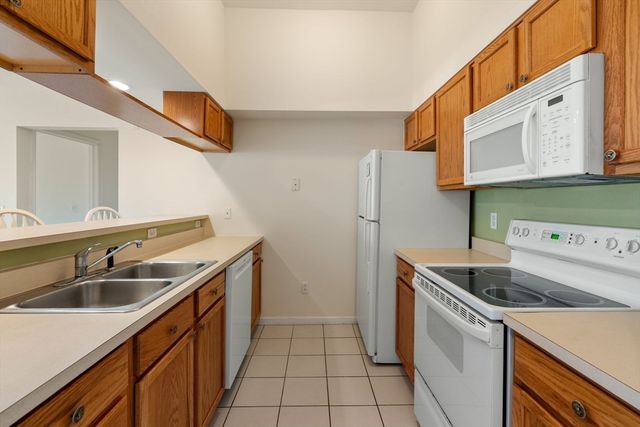 218 Reservoir St 103, Holden, MA 01520
