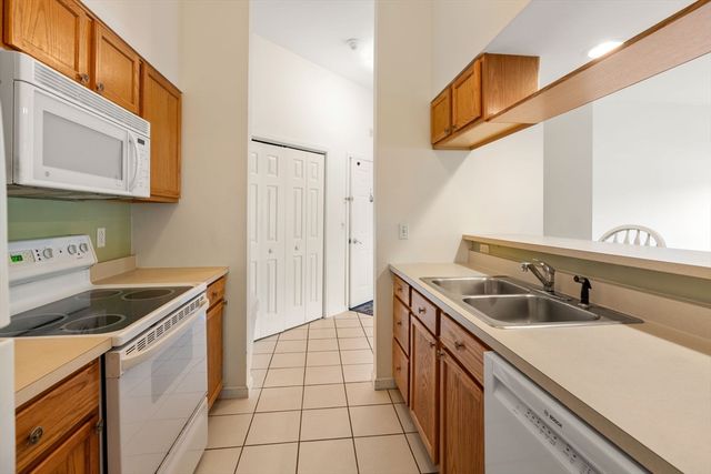 218 Reservoir St 103, Holden, MA 01520