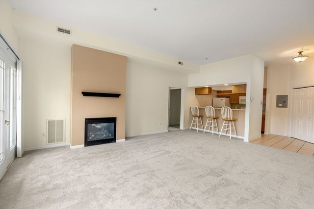 218 Reservoir St 103, Holden, MA 01520