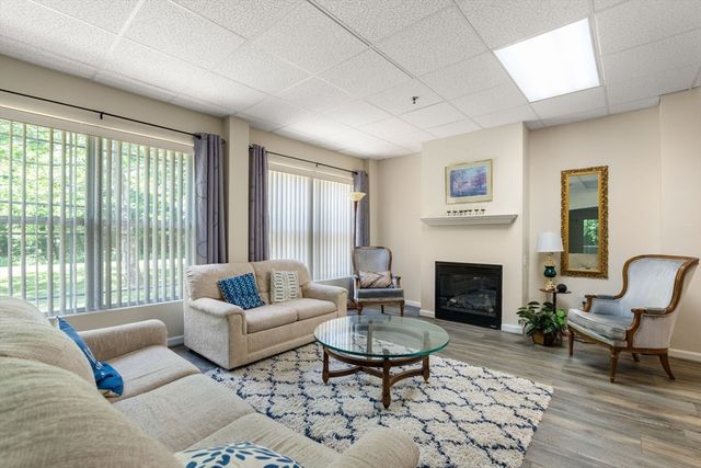 218 Reservoir St 103, Holden, MA 01520