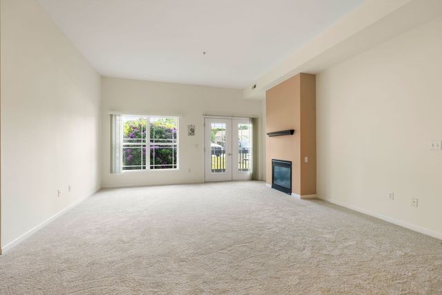 218 Reservoir St 103, Holden, MA 01520