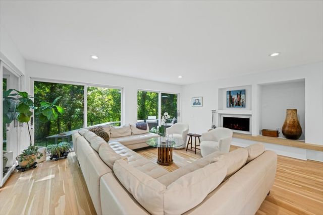 625 SHERIDAN Road, Highland Park, IL 60035