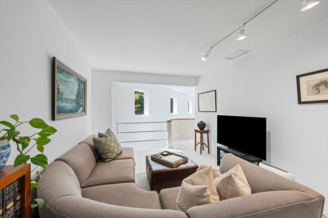 625 SHERIDAN Road, Highland Park, IL 60035