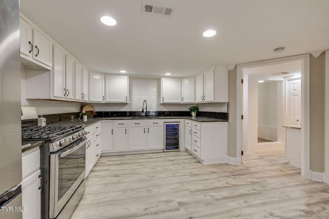 6 Carriage Court, Johnson City, TN 37604