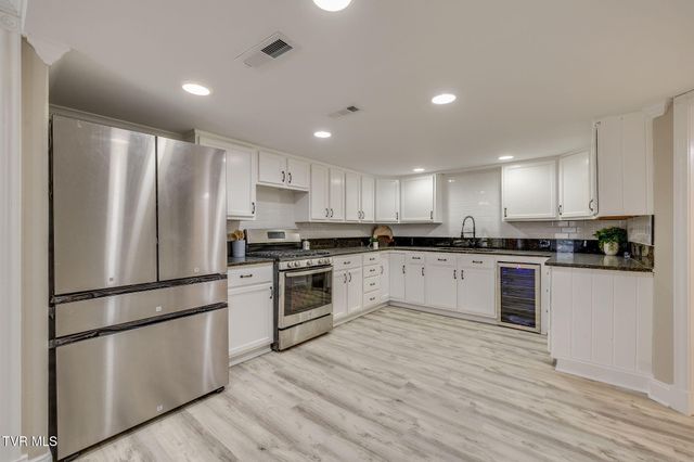 6 Carriage Court, Johnson City, TN 37604