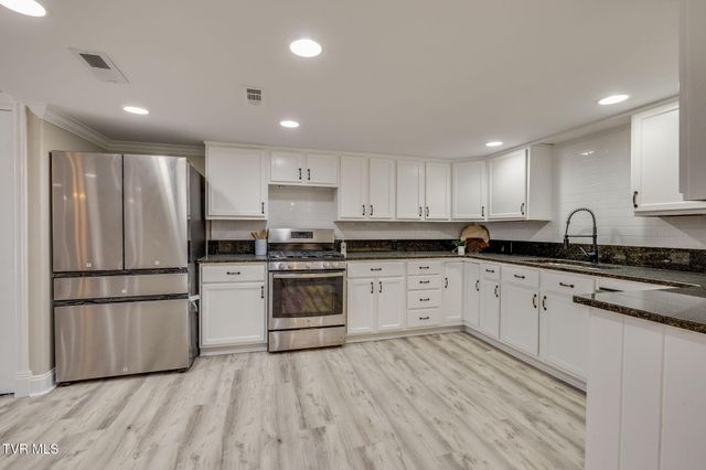 6 Carriage Court, Johnson City, TN 37604