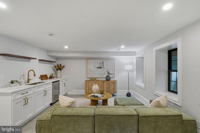 905 11TH ST NE, Washington, DC 20002