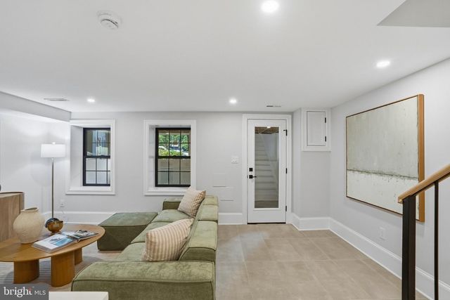 905 11TH ST NE, Washington, DC 20002