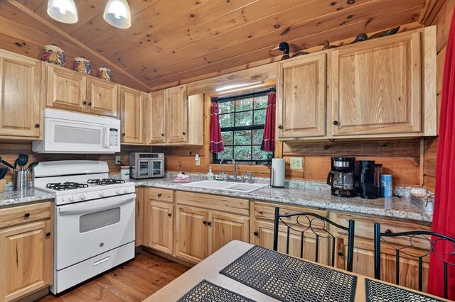 423 Laurel Creek Road, Blue Ridge, GA 30513