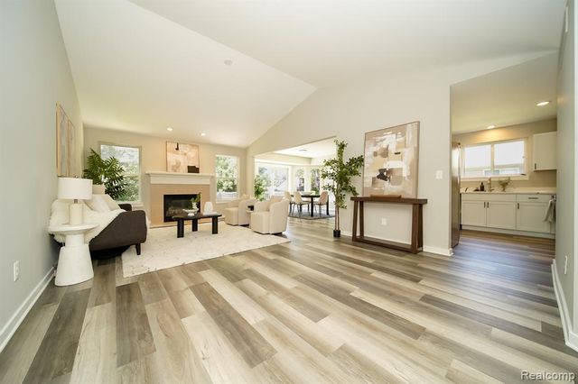 51819 Kings Pointe Drive, New Baltimore, MI 48047