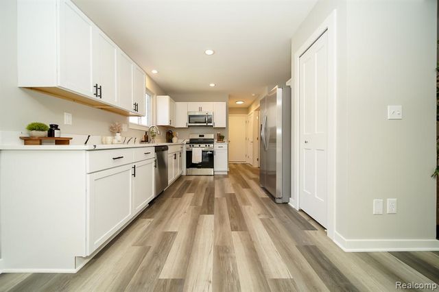 51819 Kings Pointe Drive, New Baltimore, MI 48047