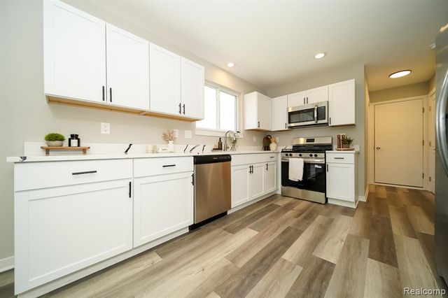 51819 Kings Pointe Drive, New Baltimore, MI 48047
