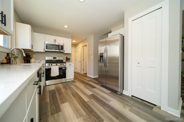 51819 Kings Pointe Drive, New Baltimore, MI 48047
