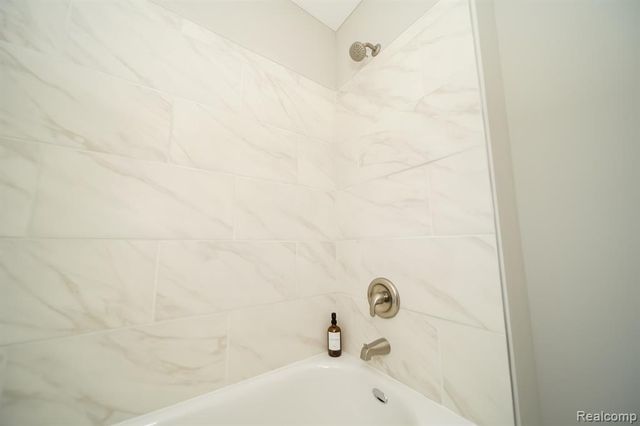 51819 Kings Pointe Drive, New Baltimore, MI 48047