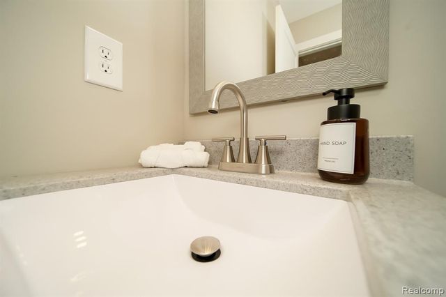 51819 Kings Pointe Drive, New Baltimore, MI 48047