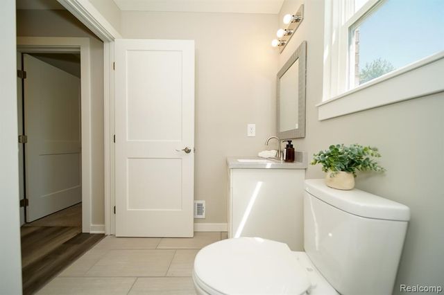 51819 Kings Pointe Drive, New Baltimore, MI 48047