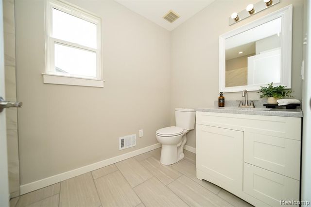 51819 Kings Pointe Drive, New Baltimore, MI 48047