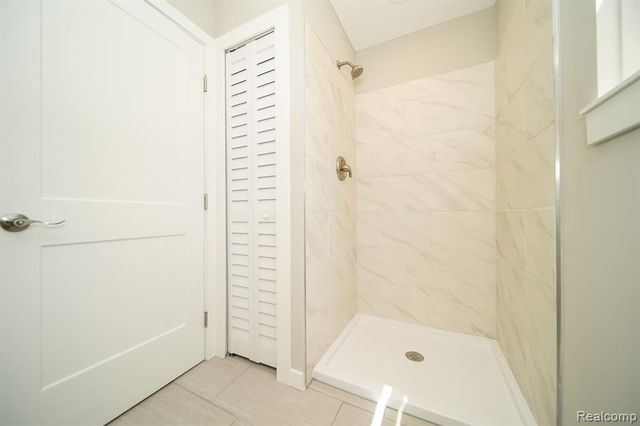 51819 Kings Pointe Drive, New Baltimore, MI 48047