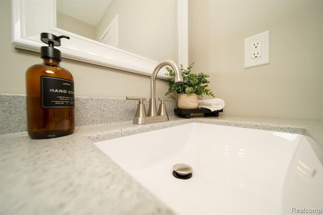 51819 Kings Pointe Drive, New Baltimore, MI 48047