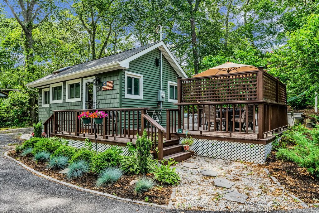 356 Oakleigh Avenue 16, Baiting Hollow, NY 11933