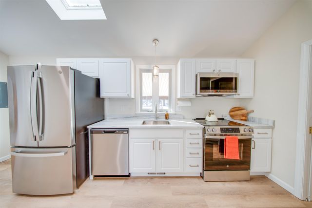 3 Woodbury Drive, Nashua, NH 03062