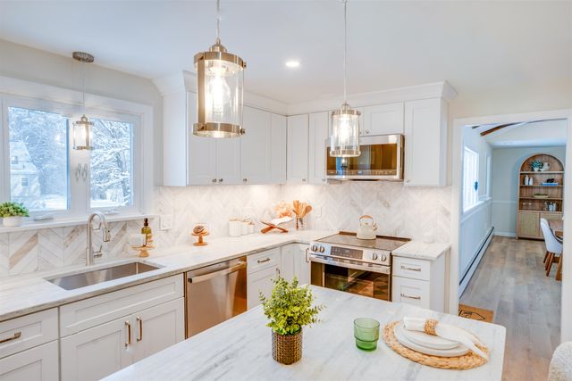 3 Woodbury Drive, Nashua, NH 03062