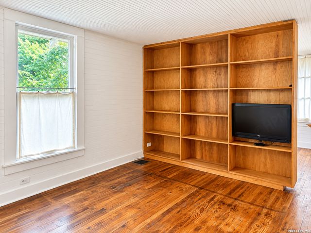 936 W Summit Ave, San Antonio, TX 78201