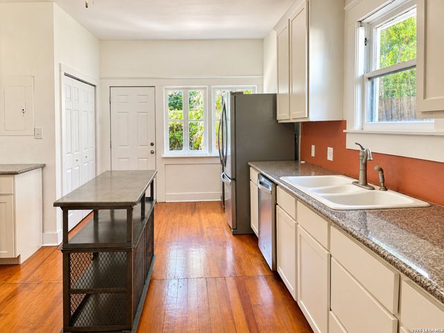 936 W Summit Ave, San Antonio, TX 78201