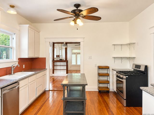 936 W Summit Ave, San Antonio, TX 78201