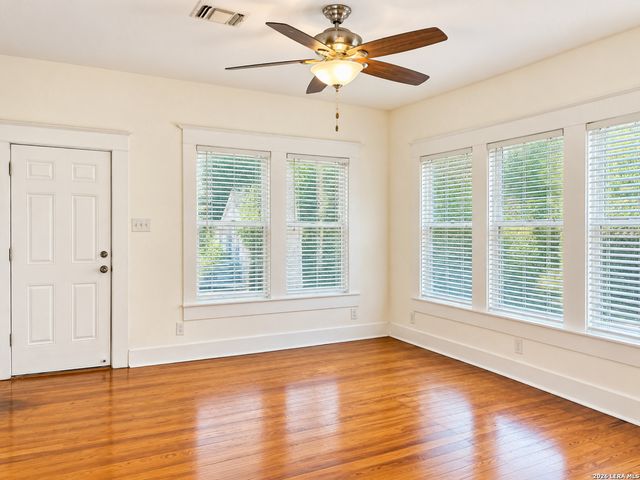 936 W Summit Ave, San Antonio, TX 78201