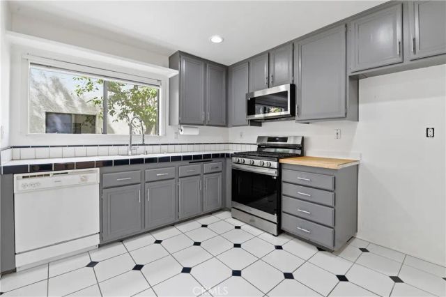 6121 Shoup Avenue 35, Woodland Hills, CA 91367