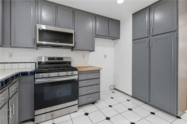 6121 Shoup Avenue 35, Woodland Hills, CA 91367
