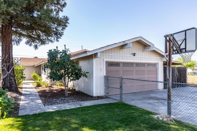 377 W Alluvial Avenue, Pinedale, CA 93650