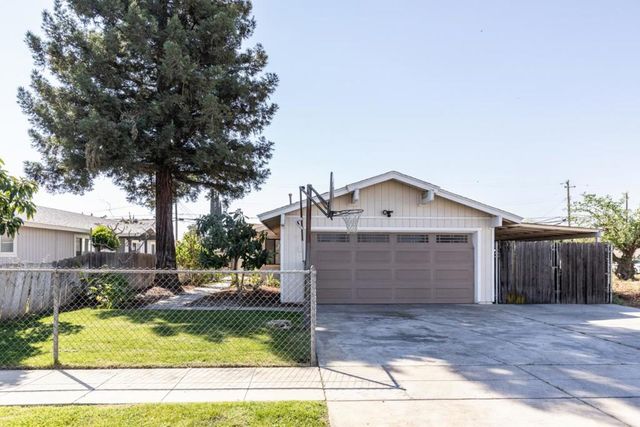 377 W Alluvial Avenue, Pinedale, CA 93650