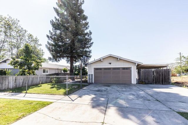 377 W Alluvial Avenue, Pinedale, CA 93650