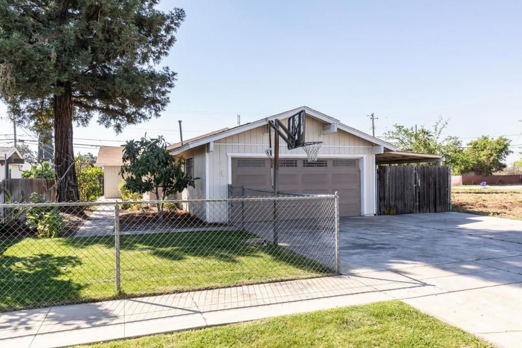 377 W Alluvial Avenue, Pinedale, CA 93650